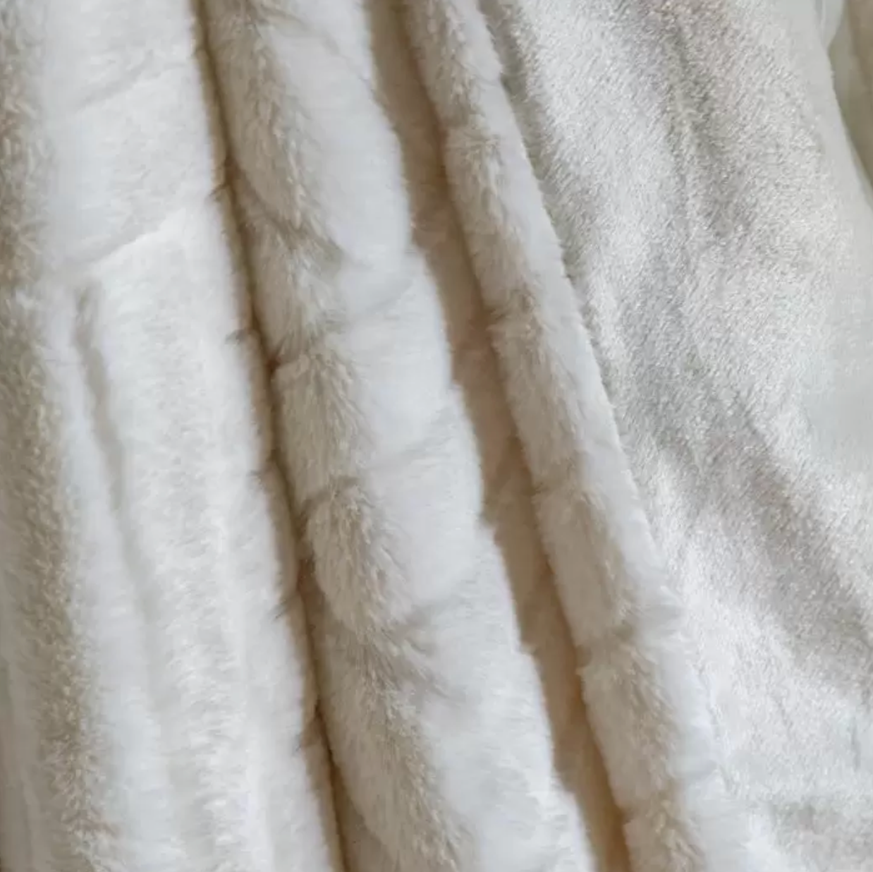 Sumptuously Soft Faux Fur Blanket Throw - Cream Block Chevron Pattern