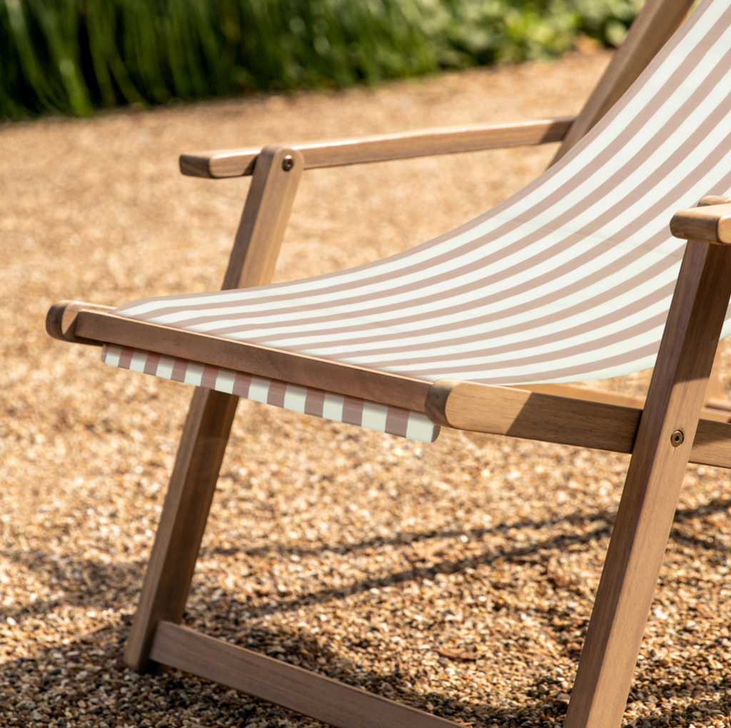 Acacia Wood Deck Chair Clay Stripe – Classic Comfort for Outdoor Lounging