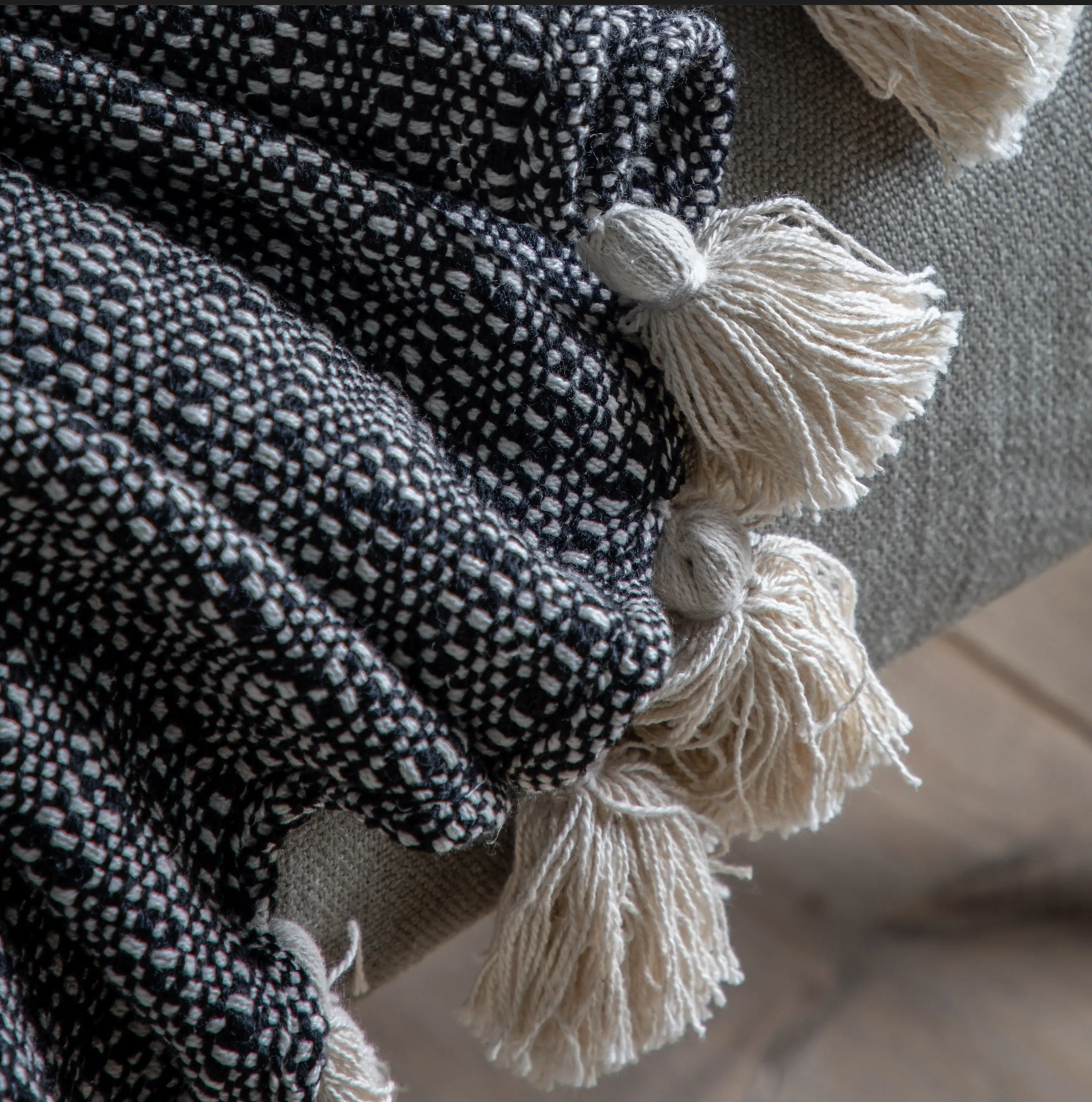 Woven Tassel Throw – Black & Cream