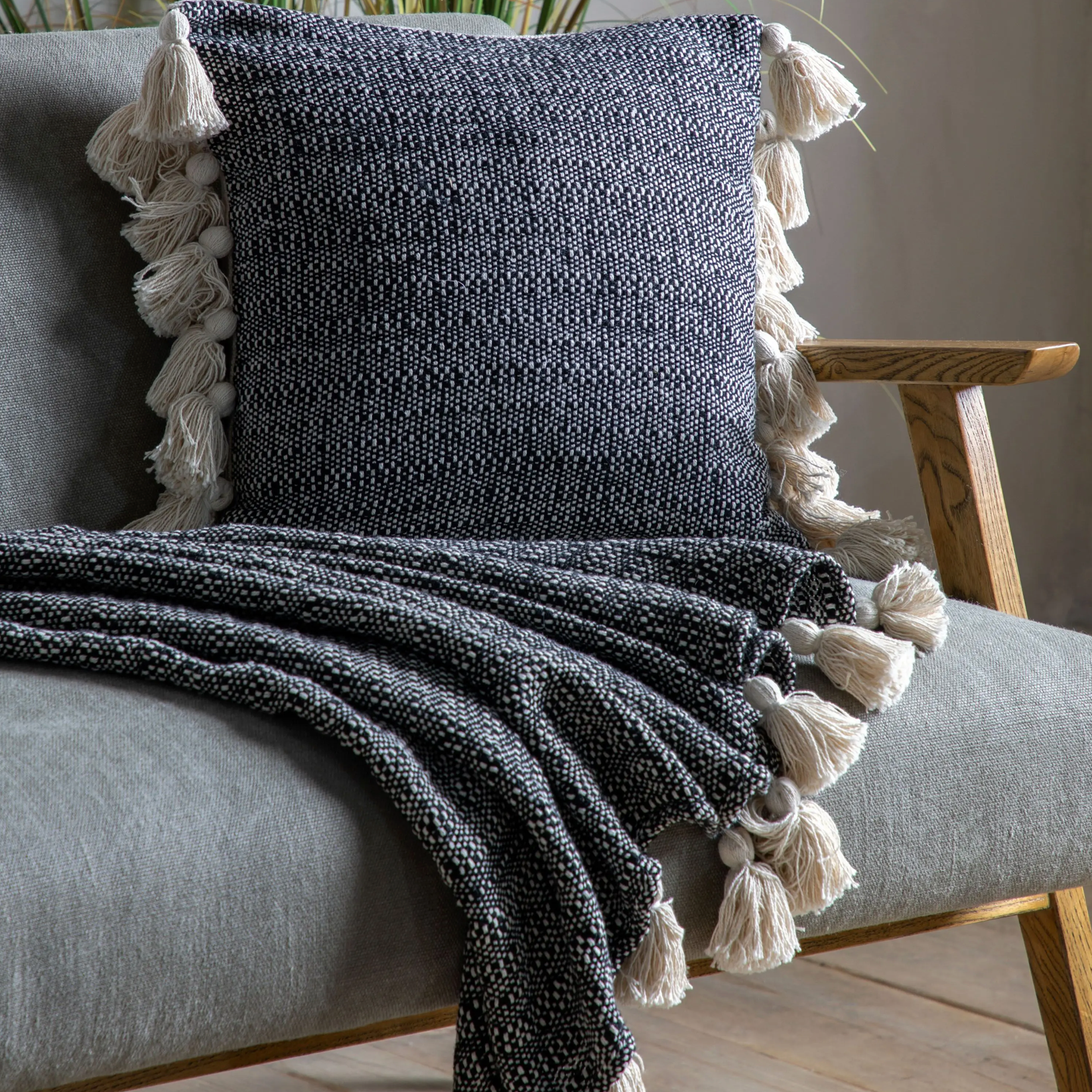 Woven Tassel Throw – Black & Cream