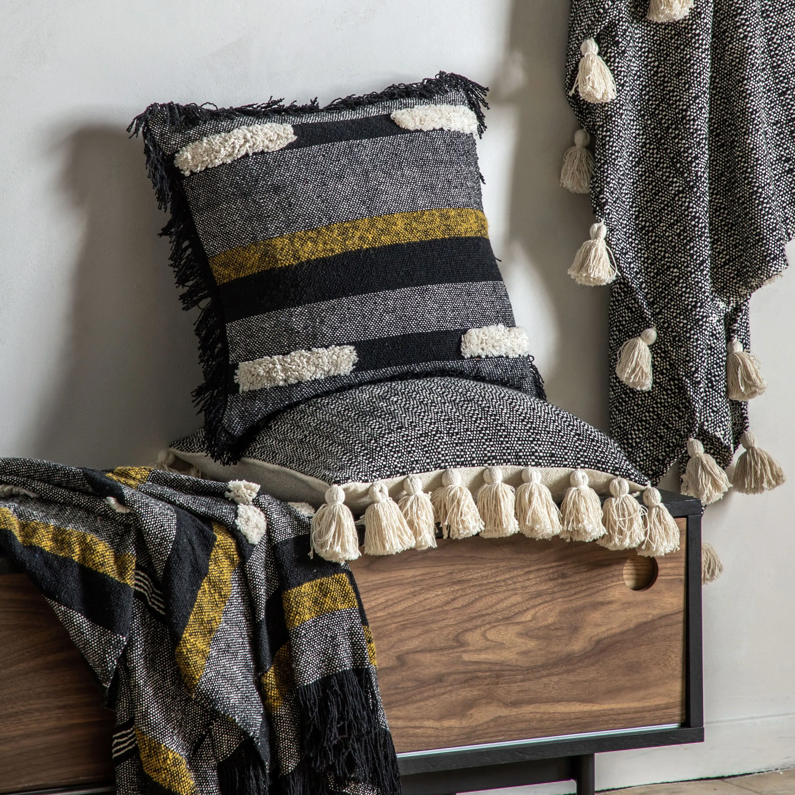 Woven Tassel Throw – Black & Cream