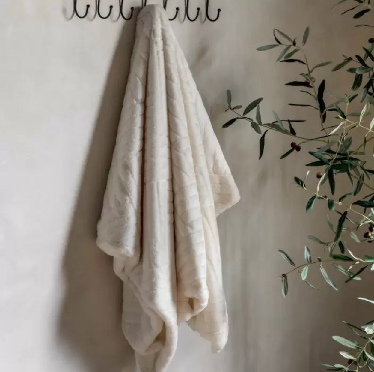 Sumptuously Soft Faux Fur Blanket Throw - Cream Block Chevron Pattern